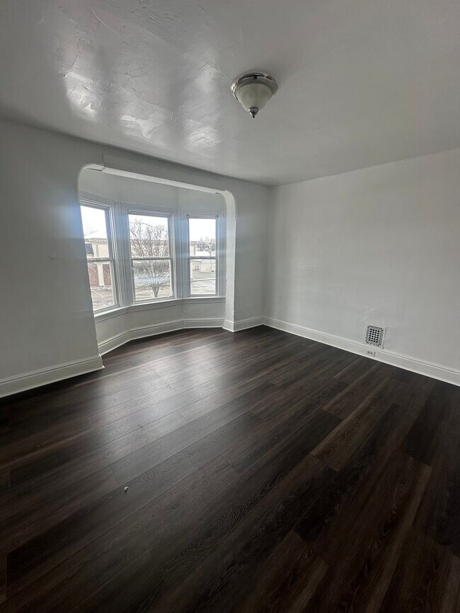 Building Photo - 927 W Poplar St