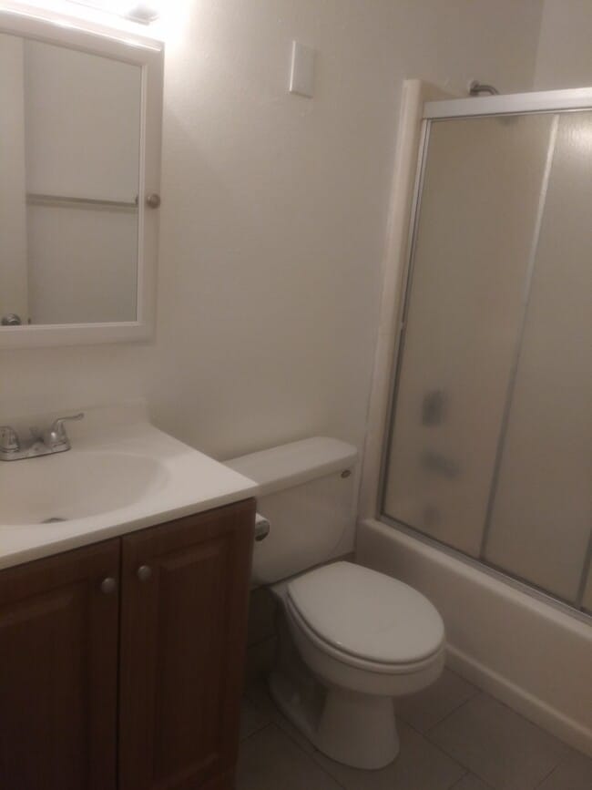 Building Photo - Large 1 bedroom with free parking