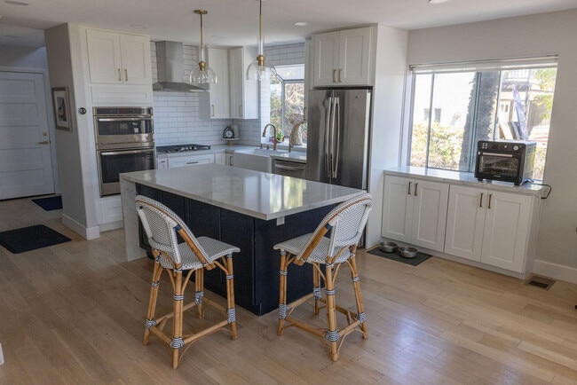 Building Photo - 551 Hygeia Ave