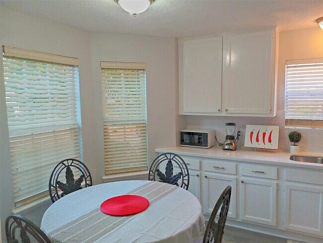 Building Photo - 800 Country Pl Dr