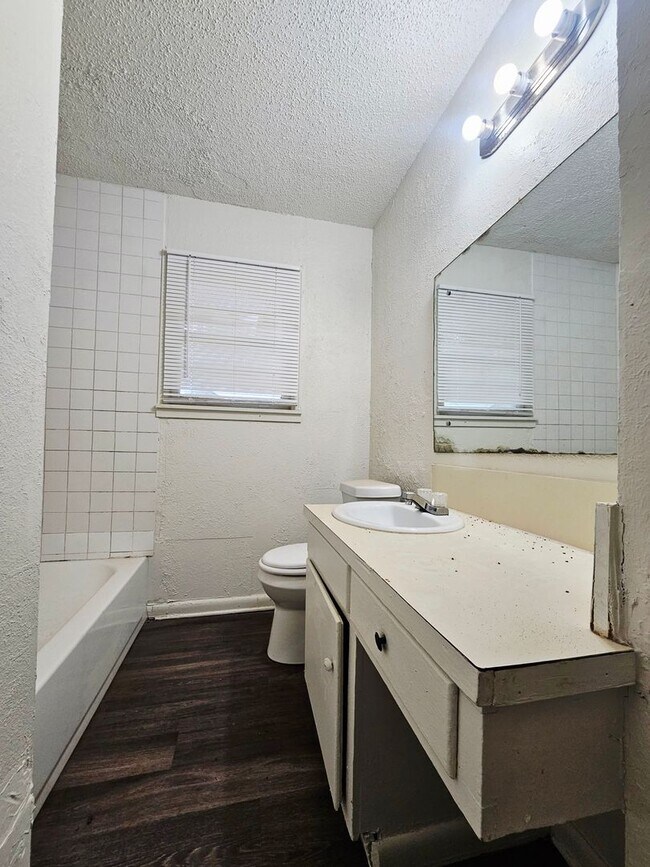 Building Photo - Charming 3 Bedroom Home