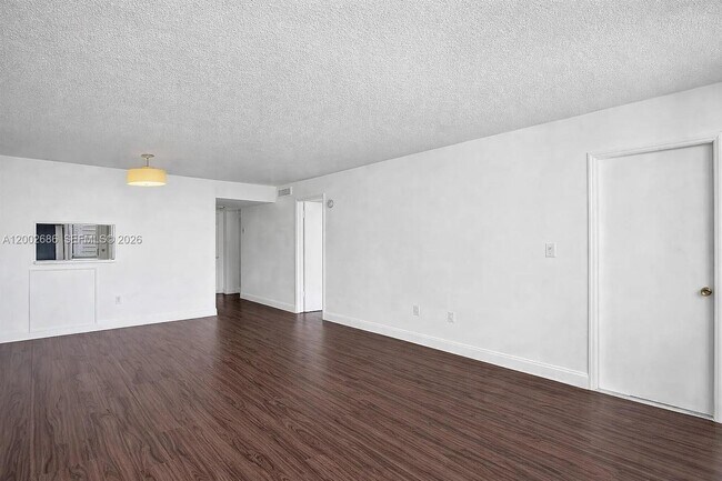 Building Photo - 1501 NE Miami Gardens Dr