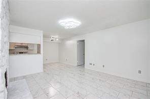 Building Photo - 17331 Red Oak Dr