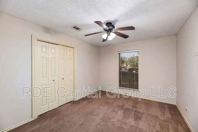 Building Photo - 922 Kingston Dr