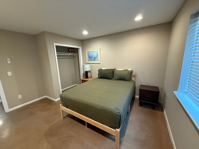 Building Photo - 1409 Paris Rd