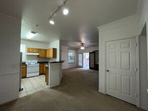 Building Photo - GREAT LOCATION!  SPACIOUS 3 BEDROOM 2 BATH...