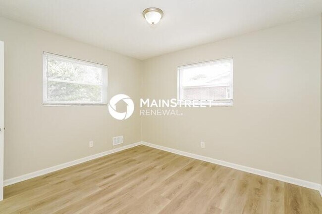 Building Photo - 4 Bedroom Pet-Friendly Home in INDIANAPOLI...
