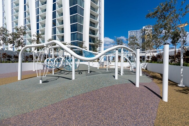 Building Photo - New Koula STUDIO