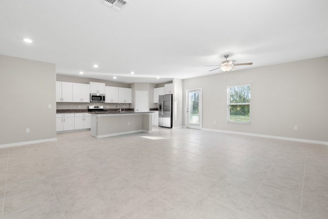 Building Photo - "Spacious 5-Bedroom Retreat in Apollo Beach - Modern Living with 2.5 Baths on White Chicory Dr!"