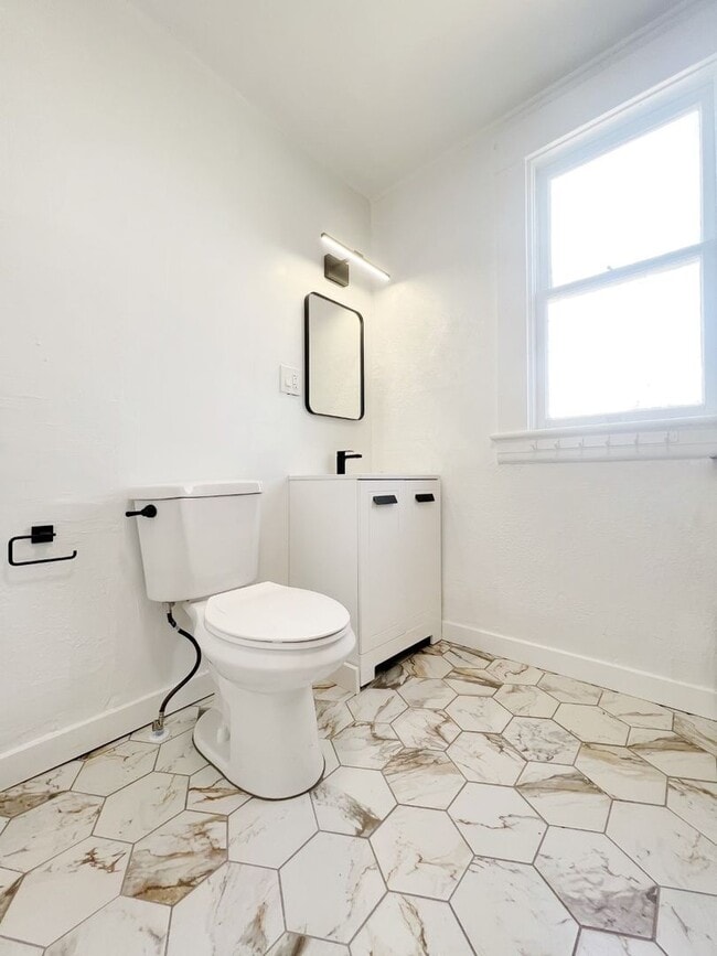 Building Photo - RENOVATED 3 BD Bungalow in MidTown!