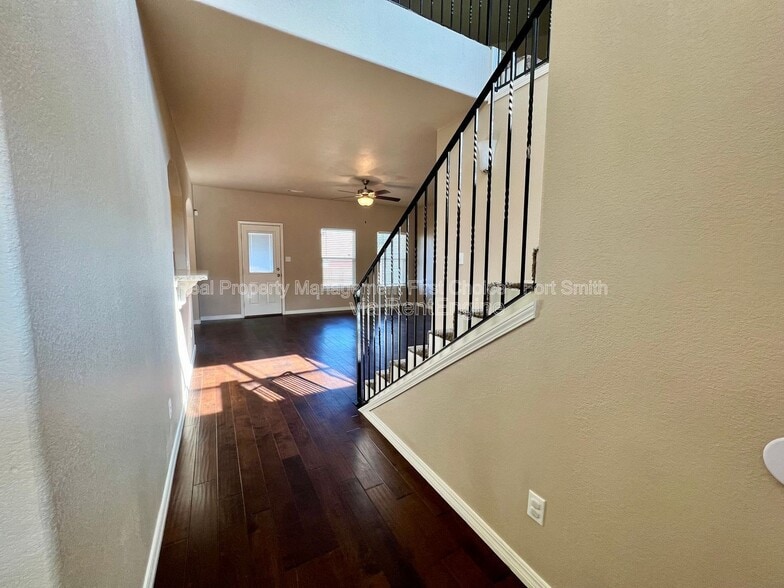 Building Photo - 615 Ridge Point Dr