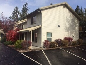 Building Photo - 2 Bed/1.5 Bath Apartment in NE Bend - Neil...