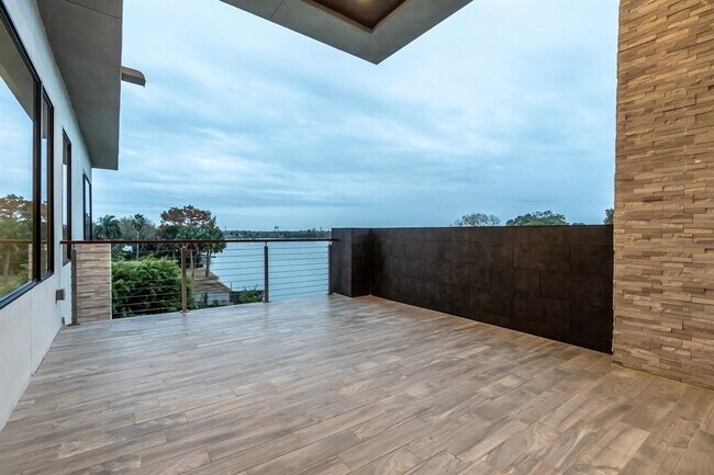 Building Photo - 18658 Martinique Dr
