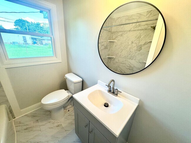 Building Photo - Freshly Renovated in Athens City! Lawncare included!