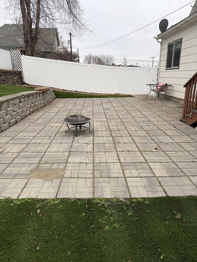 Building Photo - 5 bedroom house next to park