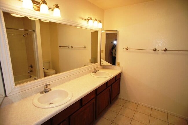 Building Photo - 2920 N La Chiquita Ave