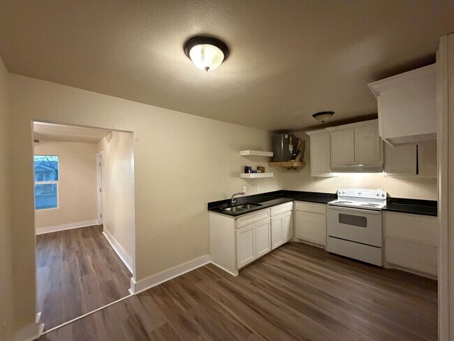 Building Photo - FIRST FLOOR UNIT WATER AND ELECTRICITY PAID!