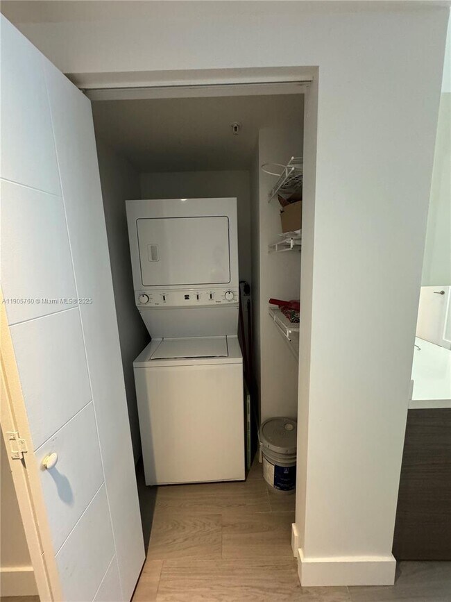 Building Photo - 1010 SW 2nd Ave