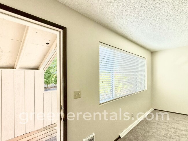 Building Photo - 2-Bedroom 1.5-Bathroom Condo in West Olympia