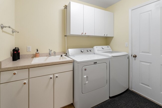 Building Photo - Reese's Retreat!!  2 BR + Den/2.5 BA White...