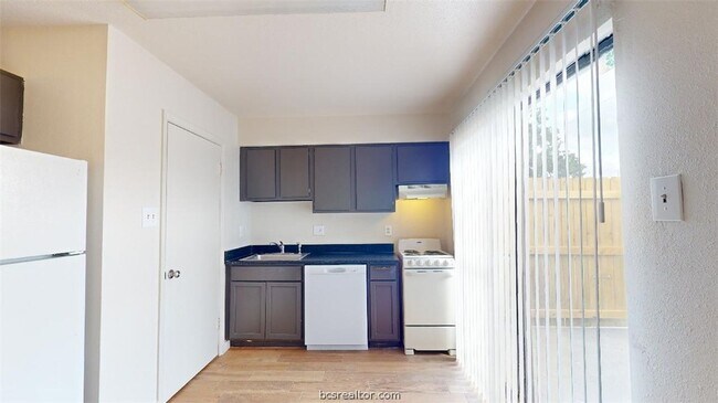Building Photo - 725 Peppertree Dr