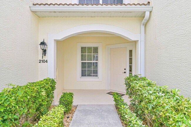 FULLY FURNISHED 2 2 condo - Fully Furnished 22 Condo With Lake V Fort Myers Fl Building Photo 