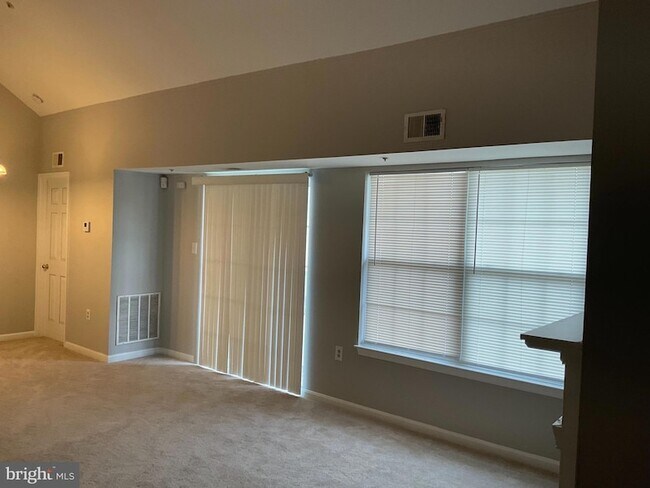 Building Photo - 9808 Lake Point Ct