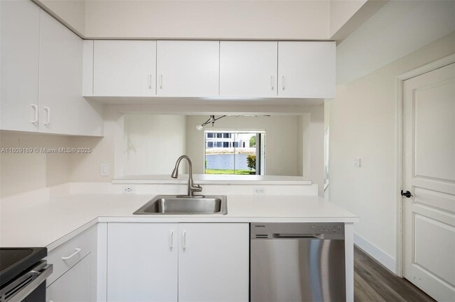 Building Photo - 16795 Hemingway Dr