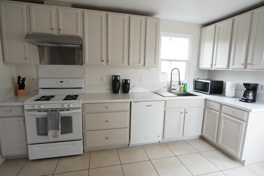 Building Photo - 1814 Linwood St