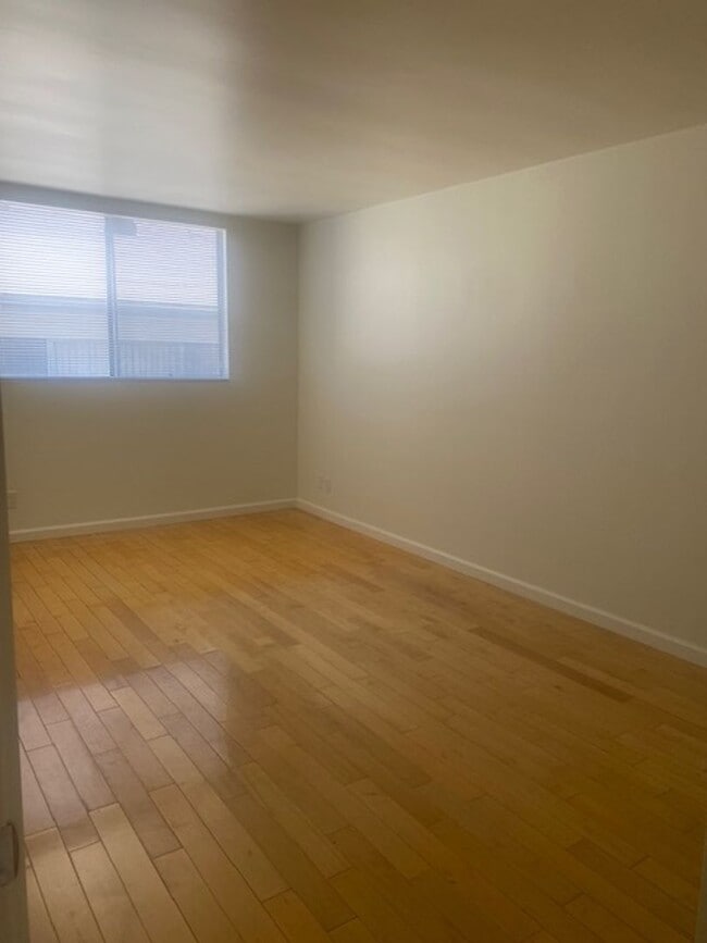 Building Photo - Rare Oppotunity: Freshly Remodeled 4-Bdrm/2-Ba Condo at 11th & Arizona in Santa Monica