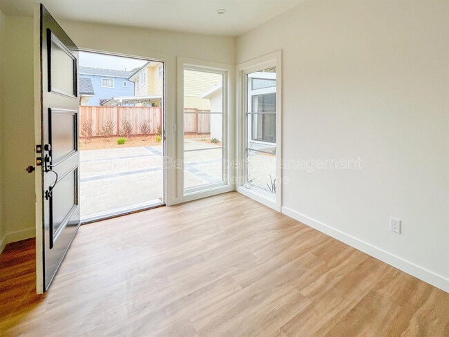 Building Photo - 829 Sea Palm Ave