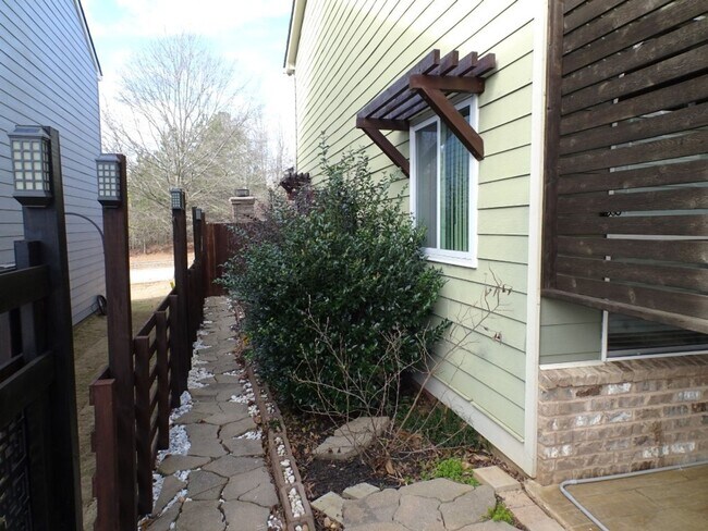 Building Photo - Prime Newnan location, close to everything...