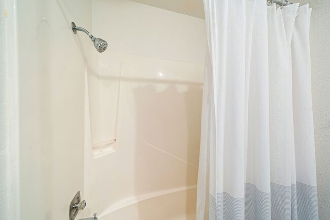 Building Photo - 2 bedroom Condo