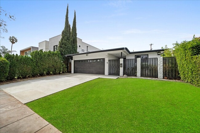 Primary Photo - Stunning Remodeled 3-Bedroom Home in Prime...