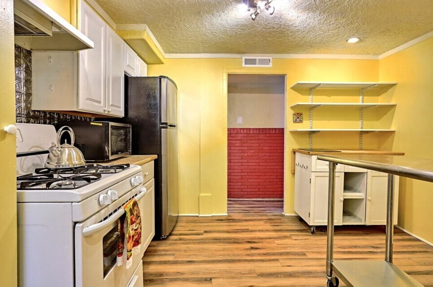 Building Photo - 1508 Edith Blvd NE