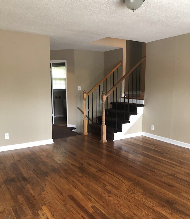 Building Photo - Gorgeous South KC Split Level