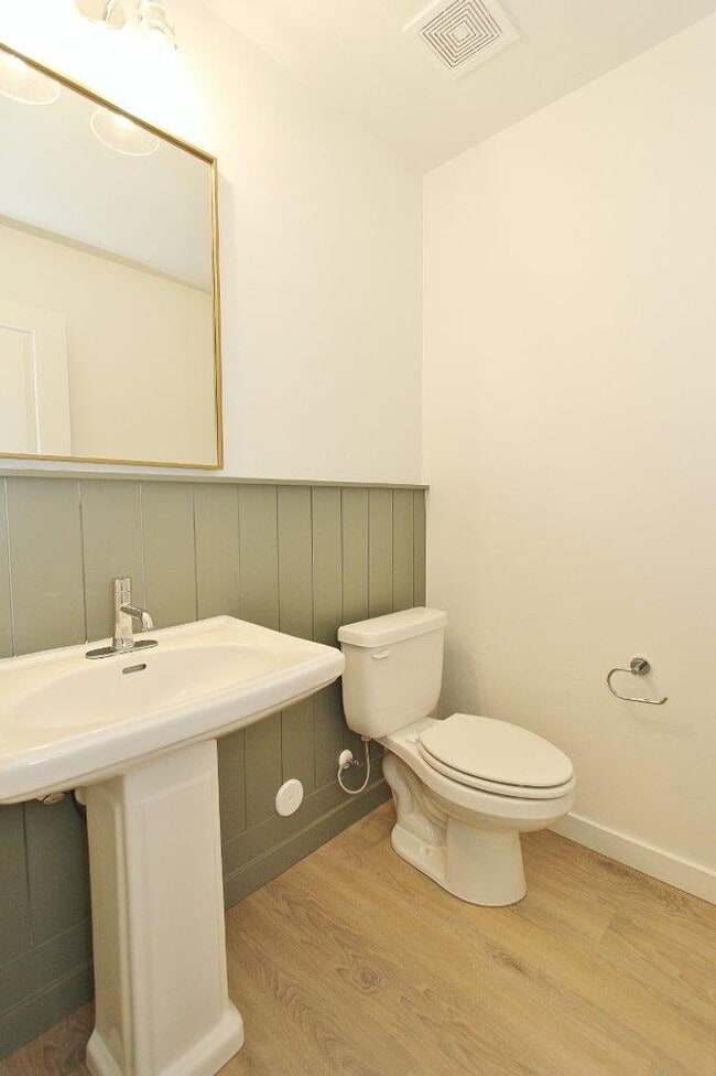 Building Photo - Immaculate Townhouse w/2-Car Garage