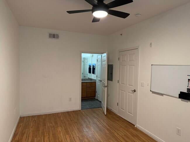 Building Photo - 2502 Leon St