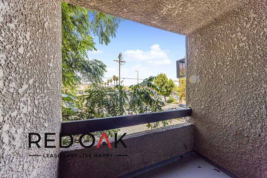 Building Photo - 8614 Woodley Ave