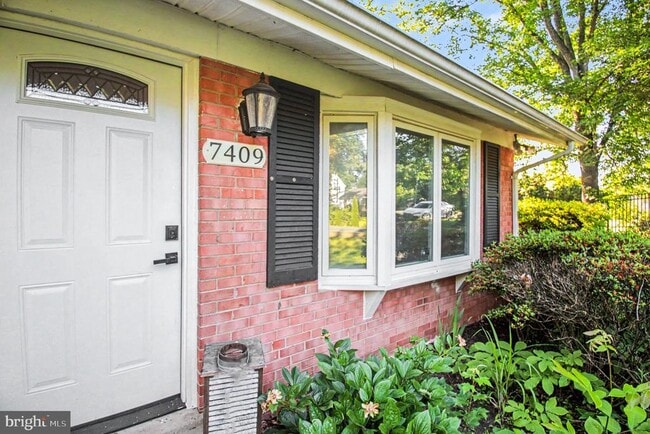 Building Photo - 7409 Lake Dr