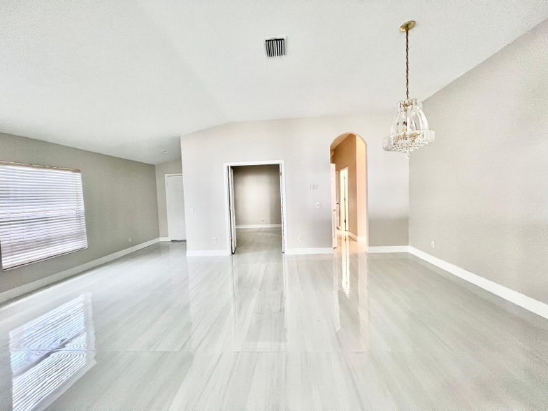 Building Photo - 7547 Terrace River Dr