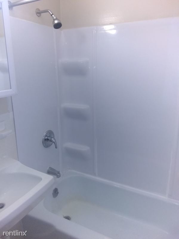 Building Photo - 572 Brook St