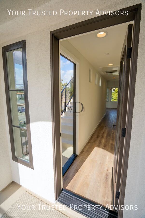 Building Photo - 1371 N Vulcan Ave