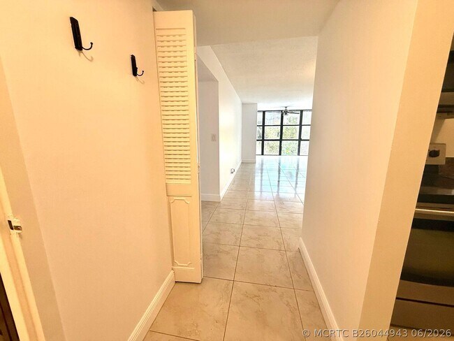 Building Photo - 1000 Parkview Dr