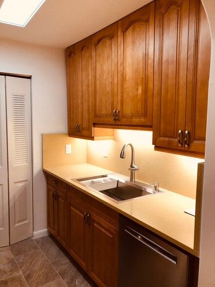 Kitchen large sink. All New Wood Cabinets - 1210 Old Boynton Rd