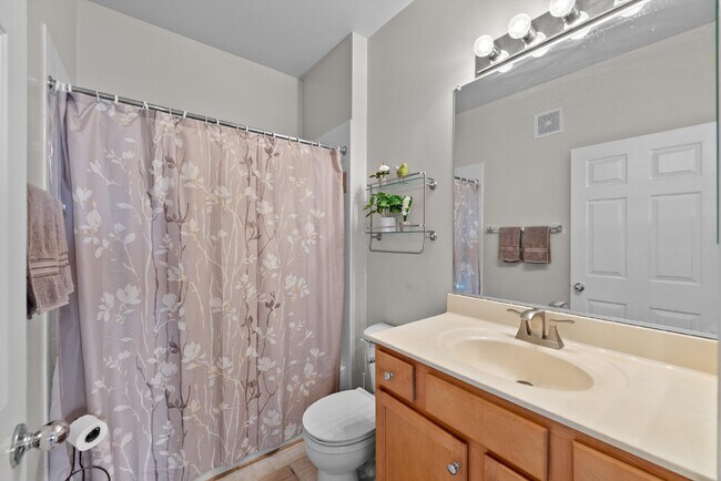 Building Photo - Luxurious Condo Living in Gated Stonegate ...