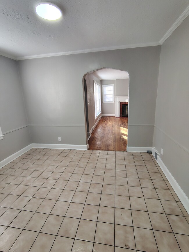 Building Photo - 2407 Custer Ave