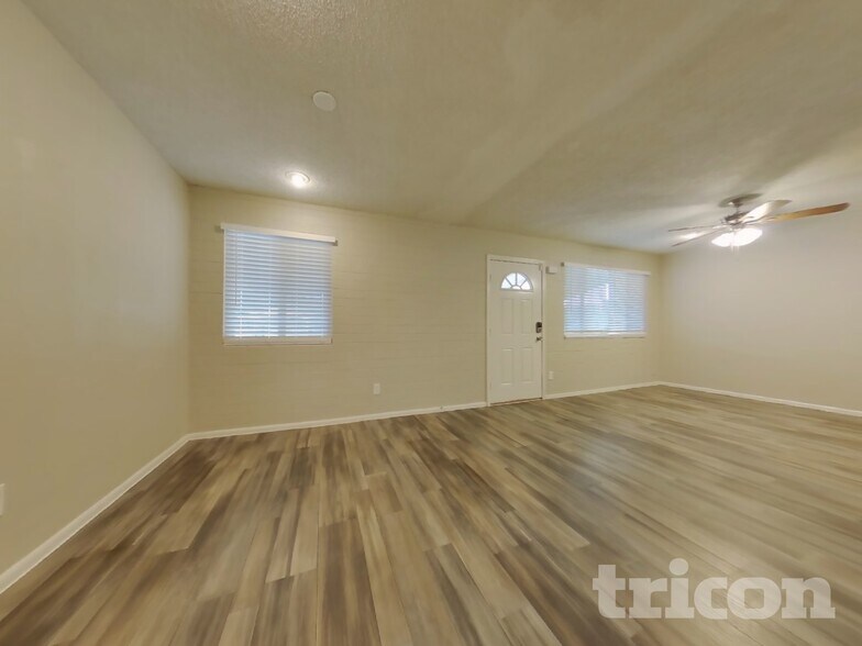 Building Photo - 4241 N 73rd Ln
