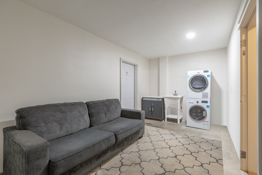 Extra Living Space & Wash/Dry - 21913 NE Larkspur Ln