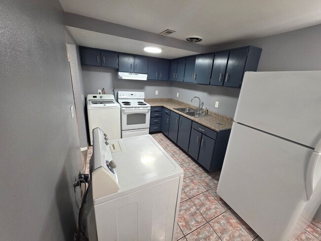 Building Photo - Ferron Rental